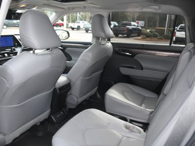 2023 Toyota Highlander Hybrid — photo 16 view