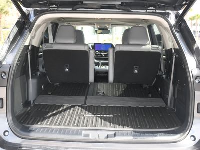2023 Toyota Highlander Hybrid — photo 18 view