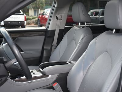 2023 Toyota Highlander Hybrid — photo 12 view