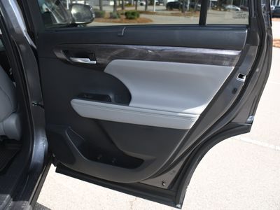 2023 Toyota Highlander Hybrid — photo 20 view