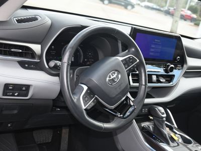 2023 Toyota Highlander Hybrid — photo 8 view