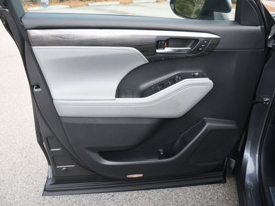 2023 Toyota Highlander Hybrid — photo 9 view