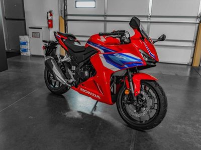 2025 Honda CBR500R - Photo 2