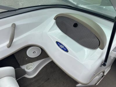 2008 Four Winns H183 — engine compartment view