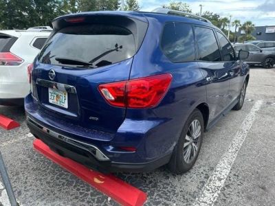 2017 Nissan Pathfinder — rear three-quarter view