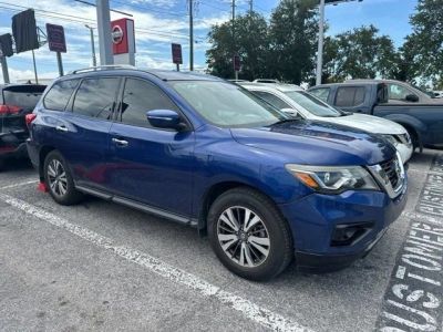 2017 Nissan Pathfinder — side profile view
