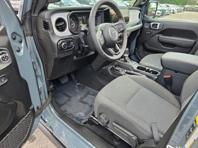 2025 Jeep Wrangler — photo 16 view