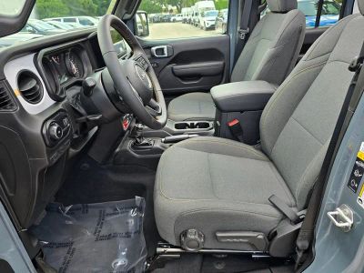 2025 Jeep Wrangler — photo 17 view