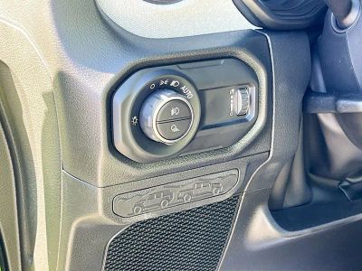 2026 Jeep Gladiator — photo 10 view