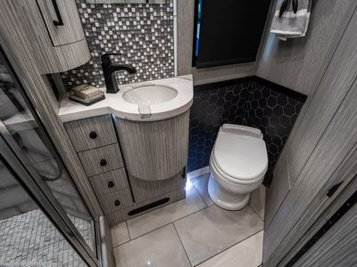 2027 Foretravel Realm Presidential Luxury Villa Bunk (LVB) W/ Spa - Photo 51