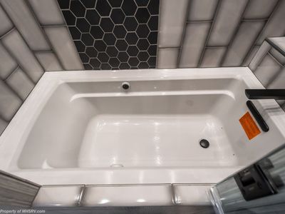 2027 Foretravel Realm Presidential Luxury Villa Bunk (LVB) W/ Spa - Photo 73