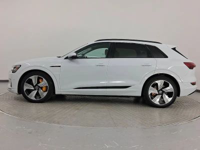 2022 Audi e-tron SUV - Photo 2