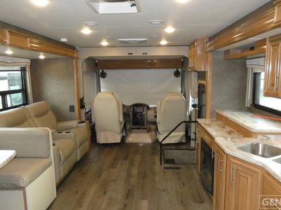 2019 Thor Motor Coach Challenger - Photo 6