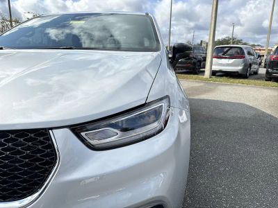 2026 Chrysler Pacifica — photo 9 view