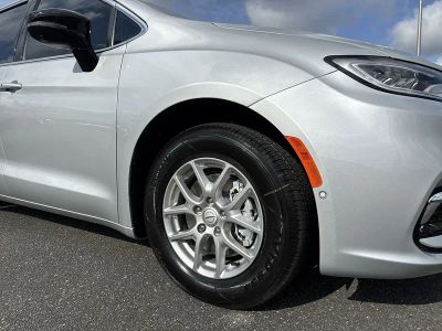 2026 Chrysler Pacifica — photo 10 view