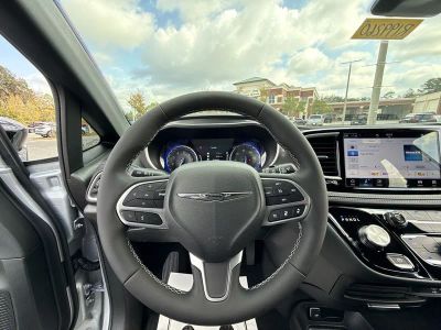 2026 Chrysler Pacifica — photo 13 view