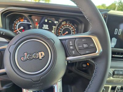 2025 Jeep Wrangler — photo 18 view