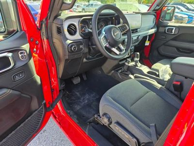 2025 Jeep Wrangler — photo 14 view