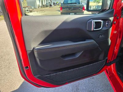 2025 Jeep Wrangler — photo 12 view