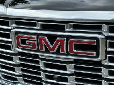 2025 GMC Yukon XL - Photo 11