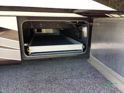 2016 Tiffin Motorhomes Phaeton — photo 13 view
