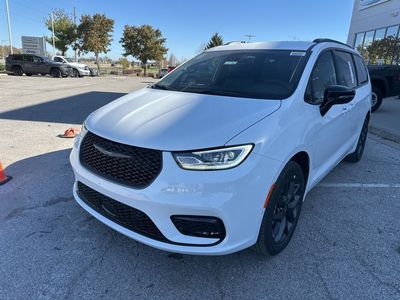 2026 Chrysler Pacifica RUFH53 — front three-quarter view