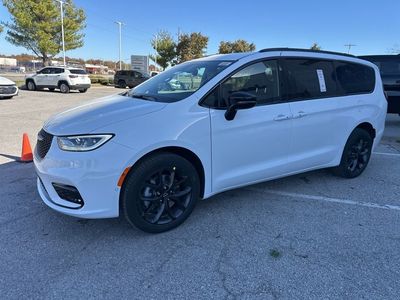 2026 Chrysler Pacifica — photo 11 view