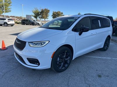 2026 Chrysler Pacifica — photo 10 view