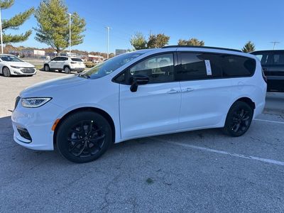 2026 Chrysler Pacifica — photo 9 view