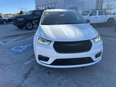 2026 Chrysler Pacifica — photo 7 view