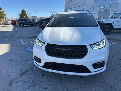 2026 Chrysler Pacifica — photo 8 view