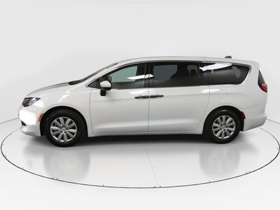 2021 Chrysler Voyager - Photo 4
