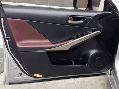 2019 Lexus IS - Photo 10