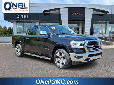 2019 RAM 1500 Laramie Crew Cab 4x4 5'7" Box in Black — front three-quarter view