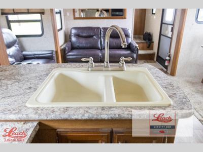 2017 Crusader LITE 27RK — photo 13 view