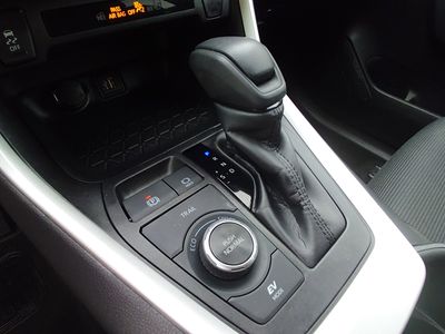 2025 Toyota RAV4 - Photo 18