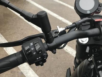 2025 Yamaha XSR700 — photo 8 view