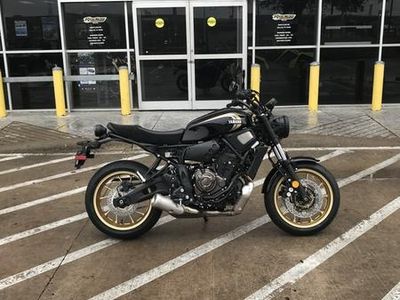 2025 Yamaha XSR700 — detail view