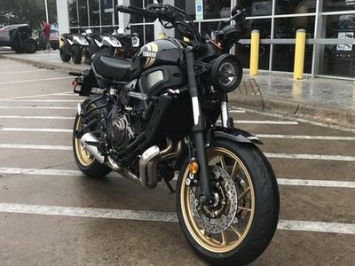 2025 Yamaha XSR700 in Raven — front three-quarter view