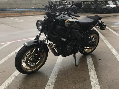 2025 Yamaha XSR700 — side profile view