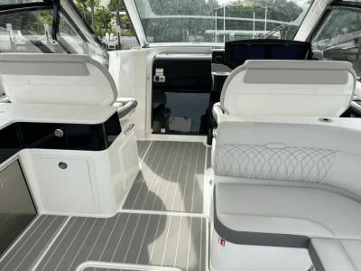 2025 Sea Ray Sundancer 370 Outboard - Photo 14
