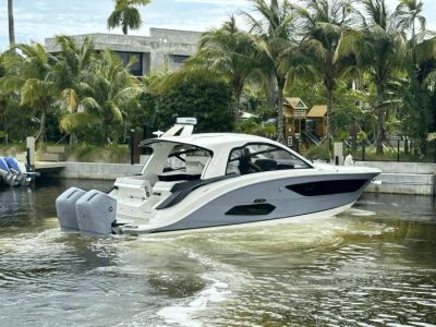2025 Sea Ray Sundancer 370 Outboard - Photo 10