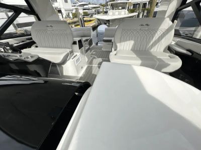 2025 Sea Ray Sundancer 370 Outboard - Photo 13