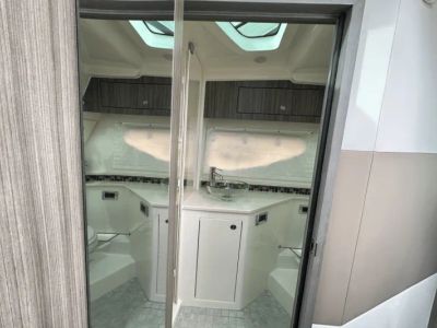 2025 Sea Ray Sundancer 370 Outboard - Photo 15
