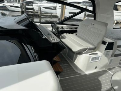 2025 Sea Ray Sundancer 370 Outboard - Photo 12