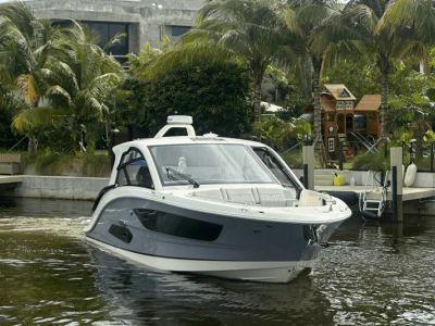 2025 Sea Ray Sundancer 370 Outboard - Photo 2