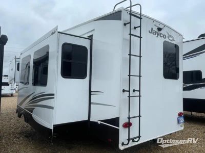 2023 CrossRoads Zinger Lite — rear three-quarter view