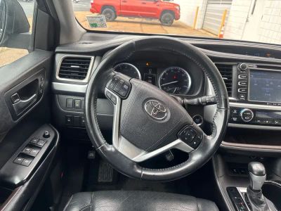 2016 Toyota Highlander - Photo 2