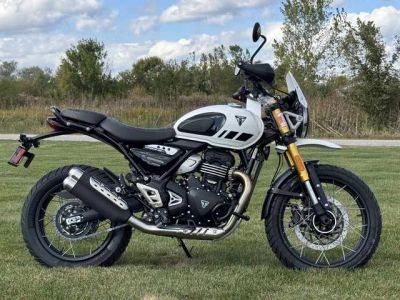 2026 Triumph SCRAMBLER 400 XC — front three-quarter view