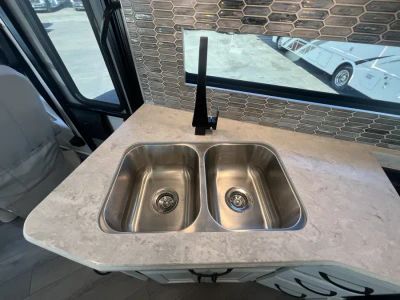 2024 Fleetwood BOUNDER - Photo 8